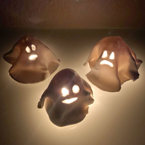 DIY Halloween spøgelser af lufttørrende ler