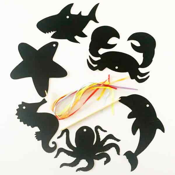 Skrabe papir figur i regnbuefarver