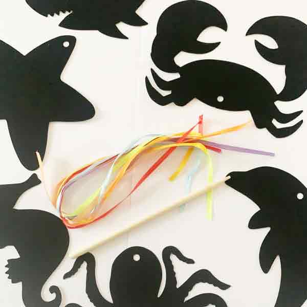 Skrabe papir figur i regnbuefarver